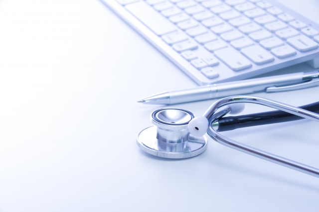 聴診器とパソコンのキーボード